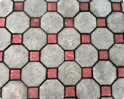 Fotografia de um piso, formado com combinações de quadrados e polígonos regulares de 8 lados.