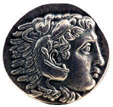 Fotografia de uma moeda grega de prata a lateral da cabeça de Alexandre Magno esculpida.
