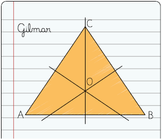 Ilustração de uma folha de caderno escrito Gilmar e o desenho de um triângulo com vértices A, B e C. Há três retas, cada uma cruza um lado do triângulo no meio, formando um ângulo de 90 graus, todas se cruzam no ponto O.