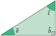 Ilustração de um triângulo com ângulos internos de medidas a, b, c, sendo que b mede 90 graus.