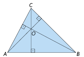 Ilustração de um triângulo de vértices, em sentido anti-horário, A, B e C, com o lado de extremidades A e B na horizontal. As três alturas, relativas aos três lados, estão traçadas e se cruzam em um ponto O, interno ao triângulo. 