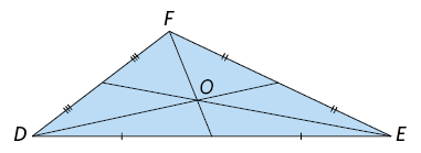 Ilustração de um triângulo D E F. Há três segmentos de reta internos ao triângulo, cada com uma extremidade em um vértice e outra extremidade na metade do lado oposto ao vértice.