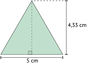 Ilustração de um triângulo isósceles formado por dois triângulos retângulos, encostados em suas respectivas alturas. O triângulo isósceles tem medida de comprimento da base: 5 centímetros e altura: 4,33 centímetros.