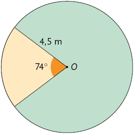 Ilustração de um círculo de centro O, com raio medindo 4,5 metros. Há um setor circular destacado em laranja, com um ângulo central de medida 74 graus.