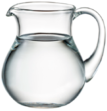 Fotografia de uma jarra transparente com água.