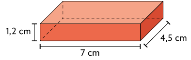 Ilustração de um paralelepípedo reto retângulo, com as dimensões: 4,5 centímetros de largura, 7 centímetros de comprimento e 1,2 centímetros de altura.