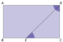 Ilustração de um retângulo de vértices A B C D, com um ponto E no lado entre os vértices B C. Há um segmento de reta do vértice D ao ponto E, demarcando os dois ângulos no vértice D e o ângulo D E C. 