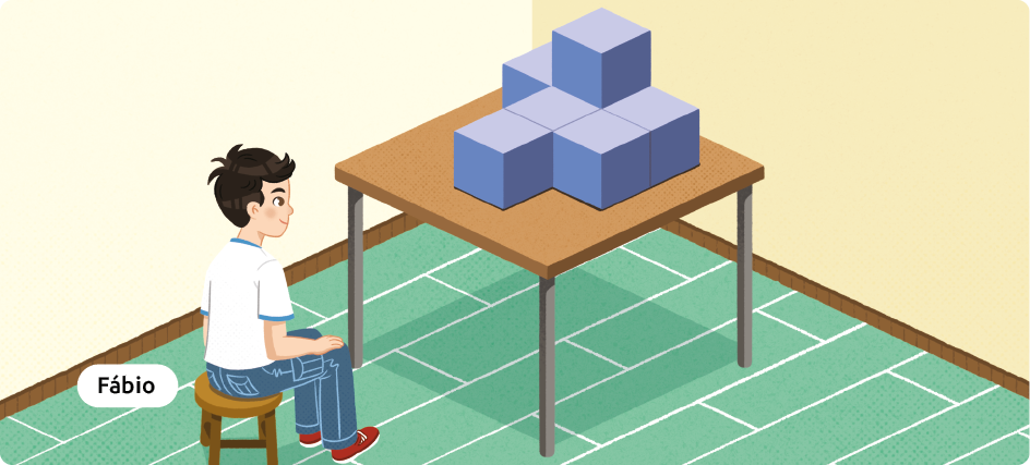 Ilustração de um garoto sentado em um banco, observando um empilhamento formado por 7 cubos acima de uma mesa. Tendo a mesa o formato de um quadrado e considerando o garoto sentado pelo canto esquerdo, os cubos estão dispostos: alinhados ao canto direito da mesa, há uma fileira com 3 cubos, e mais 1 cubo em cima do cubo do meio; há ainda outra fileira de 2 cubos encostados no lado esquerdo da fileira anterior, nos 2 cubos inferiores; por fim, há mais um cubo encostado ao lado esquerdo do primeiro cubo da fileira do meio.