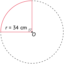 Ilustração de uma circunferência de centro O. Há dois segmentos que são raios da circunferência e que formam um ângulo reto, que está indicado. Esses dois segmentos e o arco que compreende esse ângulo, estão destacados de vermelho. O restante da circunferência está tracejado. Em um dos segmentos há a indicação 'r igual a 34 centímetros'.