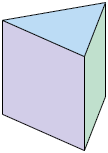 Ilustração de um prisma de base triangular em perspectiva, de modo que é possível observar a face superior e duas faces laterais.