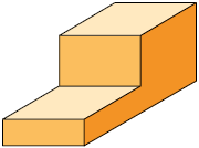 Ilustração de um prisma cuja base é um hexágono irregular. O prisma tem o formato de uma escada de 2 degraus, e está posicionado de modo que: sua base está na lateral; as faces superiores são 2 retângulos, que seriam o topo de cada degrau; e as faces frontais são 2 retângulos que seriam a altura desses degraus, sendo essas alturas diferentes entre si.