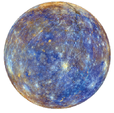 Fotografia do planeta Mercúrio. O formato lembra uma esfera, tem cor predominantemente azul, com algumas manchas marrons. Há alguns pontos e riscos brancos espalhados pela superfície.