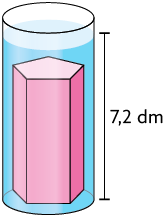 Ilustração do mesmo recipiente transparente de formato cilíndrico da imagem anterior, tendo em seu interior, água e um objeto em forma de prisma de base pentagonal. A altura da água está indicada com a medida 7,2 decímetros.