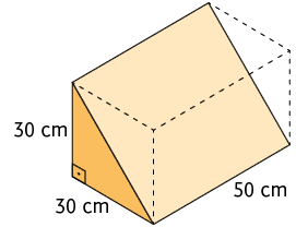 Ilustração de um prisma de base triangular. O prisma tem uma altura de medida 50 centímetros. A base é formada por um triângulo retângulo de altura 30 centímetros e base 30 centímetros, que são os catetos. Está indicado um tracejado, de modo que esse prisma seja metade de um paralelepípedo reto retângulo, cuja base é um quadrado de lado medindo 30 centímetros.