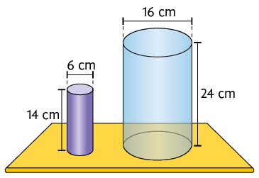 Ilustração de dois cilindros lado a lado, apoiados em uma superfície. Um dos cilindros representa uma peça roxa e tem as dimensões: 14 centímetros de altura e o diâmetro da base medindo 6 centímetros de comprimento. O outro cilindro representa um recipiente transparente, de dimensões: 24 centímetros de altura e o diâmetro da base medindo 16 centímetros de comprimento.