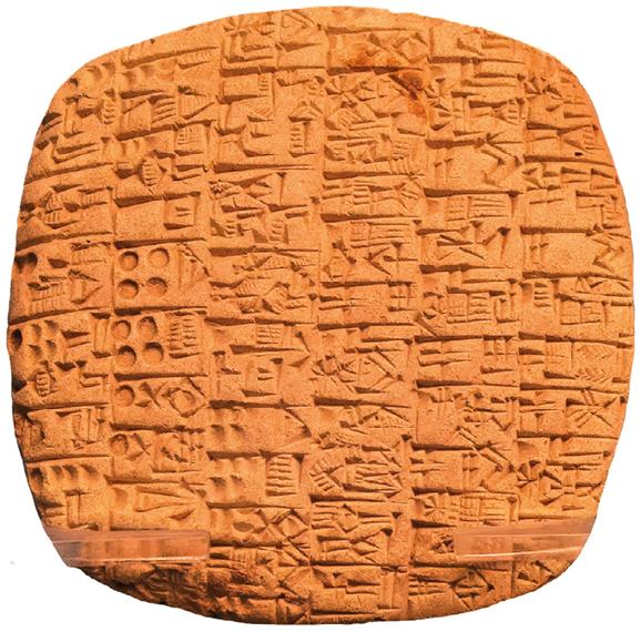Fotografia de uma tábula de argila dos sumérios. Placa de argila com formato quadrado, mas com as pontas arredondadas, nela há alguns símbolos que foram perfurados e desenhados, representando tipos de anotações da civilização da Mesopotâmia.