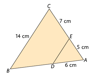 Ilustração de um triângulo A B C com um ponto D no lado A B e um ponto E no lado A C. Está traçado o segmento D E, paralelo ao lado B C do triângulo. Está indicado que B C mede 14 centímetros, C E mede 7 centímetros; o segmento E A mede 5 centímetros e o segmento A D mede 6 centímetros.