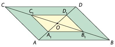 Ilustração de um paralelogramo A B C D. Há dois segmentos nas diagonais C B e A D e um ponto O no lugar em que as diagonais se cruzam. Há pontos A 1, B 1, C 1 e D 1 marcados em relação aos segmentos O A, O B, O C e O D, respectivamente. Eles estão ligados formando um novo paralelogramo A 1 B 1 C 1 D 1 menor que o paralelogramo A B C D.