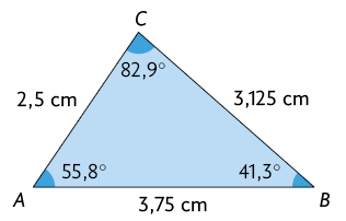 Ilustração de um triângulo A B C. A base A B mede 3,75 centímetros, o lado A C mede 2,5 centímetros e o lado C B mede 3,125 centímetros. O ângulo A mede 55,8 graus, o ângulo B mede 41,3 graus e o ângulo C mede 82,9 graus.