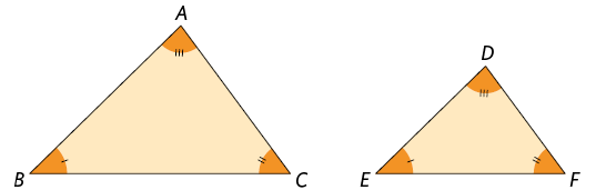 Ilustração de 2 triângulos A B C e D E F. O triângulo A B C é maior que o triângulo D E F. A medida do ângulo interno A é igual a medida do ângulo interno D, a medida do ângulo interno B é igual a medida do ângulo interno E e a medida do ângulo interno C é igual a medida do ângulo interno F.