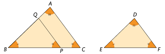 Ilustração de 2 triângulos A B C e D E F. O triângulo A B C é maior que o triângulo D E F. A medida do ângulo interno A é igual a medida do ângulo interno D, a medida do ângulo interno B é igual a medida do ângulo interno E. E a medida do ângulo interno C é igual a medida do ângulo interno F. O triângulo A B C possui um ponto Q no lado A B, um ponto P no lado B C e um segmento ligando Q e P. A medida do ângulo interno B P Q é igual a medida do ângulo interno C e F.