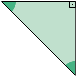 Ilustração de um triângulo retângulo com altura e base medindo 2,5 centímetros; e o terceiro lado medindo aproximadamente 3,5 centímetros. Os ângulos internos têm medidas 90 graus, 45 graus; e 45 graus. .