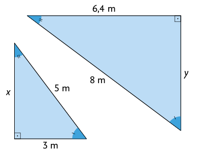 Ilustração de 2 triângulos retângulos. Em um deles a altura tem medida x, a base tem 3 metros de medida de comprimento; e o terceiro lado tem 5 metros de medida. No outro triângulo retângulo, a base tem medida y, a altura tem 6,4 metros de medida de comprimento; e o terceiro lado tem 8 metros de medida. Está indicado que os três ângulos internos dos triângulos são congruentes.