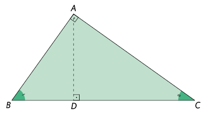 Ilustração de um triângulo retângulo A B C. O ângulo reto está demarcado no vértice A. Os outros dois ângulos também estão demarcados. Sobre o ângulo B há um pequeno traço, e sobre o ângulo C, há dois pequenos traços. Há um segmento A D, traçado formando um ângulo de 90 graus com a hipotenusa B C.