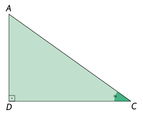 Ilustração de um triângulo retângulo A D C. Ele é formado da divisão do triângulo A B C a partir do segmento A D. Nele, o ângulo reto está no vértice D. E sobre o ângulo C há dois pequenos traços.