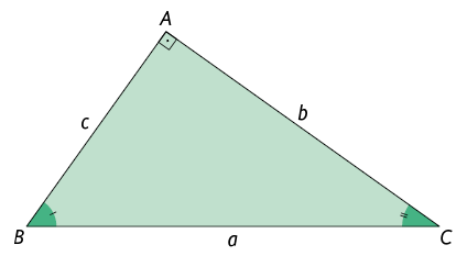 Ilustração de um triângulo retângulo A B C. O ângulo reto está demarcado no vértice A. Os outros dois ângulos também estão demarcados. Sobre o ângulo B há um pequeno traço, e sobre o ângulo C, há dois pequenos traços. A hipotenusa B C tem medida de comprimento a minúsculo. E os catetos A B e A C tem medidas de comprimento c minúsculo e b minúsculo, respectivamente.