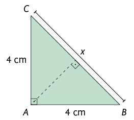 Ilustração de um triângulo retângulo A B C. O ângulo reto está demarcado em A. O lado B C é a hipotenusa e está indicada por x. Um dos catetos é o lado A C de medida de comprimento 4 centímetros e o outro cateto é o lado A B de medida de comprimento 4 centímetros. Está traçado a altura relativa à hipotenusa. São formados outros dois triângulos retângulos a partir da altura. Em um desses triângulos a hipotenusa é o lado A C. No outro triângulo a hipotenusa é o lado A B.