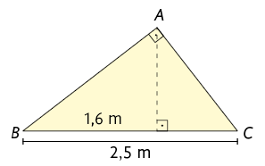 Ilustração de um triângulo retângulo A B C. O ângulo reto está demarcado em A. O lado B C é a hipotenusa e tem medida de comprimento 2,5 metros. Está traçado a altura relativa à hipotenusa. São formados outros dois triângulos retângulos a partir da altura. Em um desses triângulos a hipotenusa é o lado A C. No outro triângulo a hipotenusa é o lado A B, um dos catetos é a altura e o outro cateto tem medida de comprimento 1,6 metros.