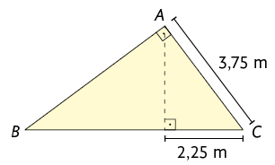Ilustração de um triângulo retângulo A B C. O ângulo reto está demarcado em A. O lado A C tem medida de comprimento 3,75 metros. Está traçado a altura relativa à hipotenusa. São formados outros dois triângulos retângulos a partir da altura. Em um desses triângulos a hipotenusa é o lado A C, um dos catetos é a altura e o outro cateto tem 2,25 metros de medida de comprimento. 