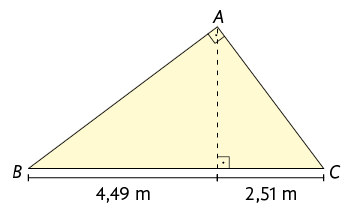 Ilustração de um triângulo retângulo A B C. O ângulo reto está demarcado em A. O lado B C é a hipotenusa e tem 4,49 metros mais 2,51 metros de medida de comprimento. Está traçado a altura relativa à hipotenusa. São formados outros dois triângulos retângulos a partir da altura. Em um dos triângulos a hipotenusa é A B, um dos catetos é a altura e o outro cateto tem 4,49 metros de medida de comprimento. O outro triângulo tem a hipotenusa em A C, um dos catetos é a altura e o outro cateto tem medida de comprimento 2,51 metros. 