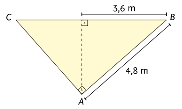 Ilustração de um triângulo retângulo A B C. O ângulo reto está demarcado em A. O lado A B tem 4,8 metros de medida de comprimento. Está traçado a altura relativa à hipotenusa. São formados outros dois triângulos retângulos a partir da altura. Em um desses triângulos a hipotenusa é o lado A B, um dos catetos é a altura e o outro cateto tem medida de comprimento 3,6 metros. 
