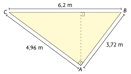 Ilustração de um triângulo retângulo A B C. O ângulo reto está demarcado em A. O lado A C tem 4,96 metros de medida de comprimento e o lado A B 3,72 metros. O lado B C é a hipotenusa e tem 6,2 metros de medida de comprimento. Está traçado a altura relativa à hipotenusa. São formados outros dois triângulos retângulos a partir da altura. Em um desses triângulos a hipotenusa é o lado A C. No outro triângulo a hipotenusa é o lado A B.