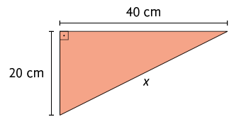 Ilustração de um triângulo retângulo. A hipotenusa está indicada por x. Um dos catetos tem medida de comprimento 20 centímetros e o outro cateto 40 centímetros.