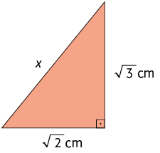 Ilustração de um triângulo retângulo. A hipotenusa está indicada por x. Um dos catetos tem medida de comprimento raiz quadrada de 2 centímetros e o outro cateto raiz quadrada de 3 centímetros.