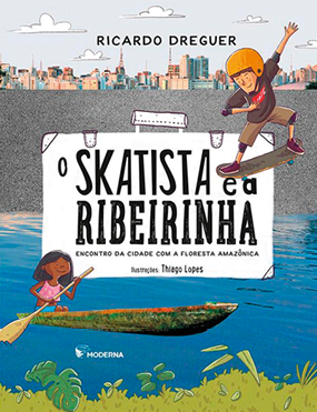 Capa do livro: 'O skatista e a ribeirinha: encontro da cidade com a Floresta Amazônica'. O título está escrito bem ao centro em um quadro branco. Da metade para cima do livro, há o desenho de uma cidade com prédios e torres, e um menino ao lado que está andando de skate e com acessórios de proteção. Da metade para baixo há um rio, com vegetação ao redor e uma menina em uma canoa. Ela está com um remo nas mãos.