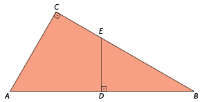 Ilustração de um triângulo retângulo A B C. O ângulo reto está marcado no vértice C. Na base A B do triângulo, há um ponto D, bem ao meio do segmento, e está traçado um segmento que sai de D e vai até o lado B C do triângulo, marcando o ponto E, formando um ângulo reto com o lado A B do triângulo.