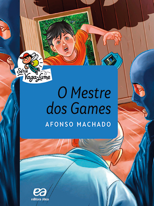 Capa de livro. Capa do livro 'O mestre dos games', de Afonso Machado. Dentro de um local, solo de cor marrom-claro, um homem visto de costas, dos ombros para cima, de cabelos grisalhos e blusa em azul-claro. À direita, um homem de blusa de mangas compridas e capuz em azul. À frente, mais ao fundo, uma porta na vertical por onde vê-se um menino de cabelos castanhos e camiseta laranja e braço direito para frente.