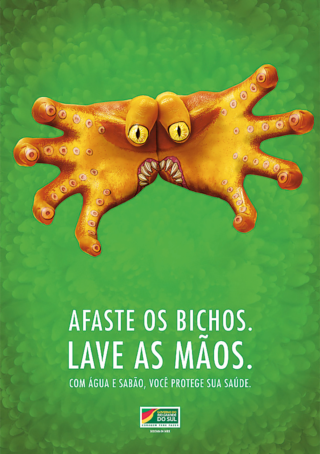 Cartaz na vertical. Fundo em verde e, ao centro, duas mãos, uma ao lado da outra, em amarelo, com os dedos para frente e os polegares para baixo, com olhos desenhados em amarelo nas unhas. Na parte inferior, desenho de boca com dentes afiados em branco. Na extensão dos dedos, desenhos arredondados como em tentáculos. Na parte inferior, texto: AFASTE OS BICHOS. LAVE AS MÃOS. Com água e sabão, você protege sua saúde. Na parte inferior, logotipo.