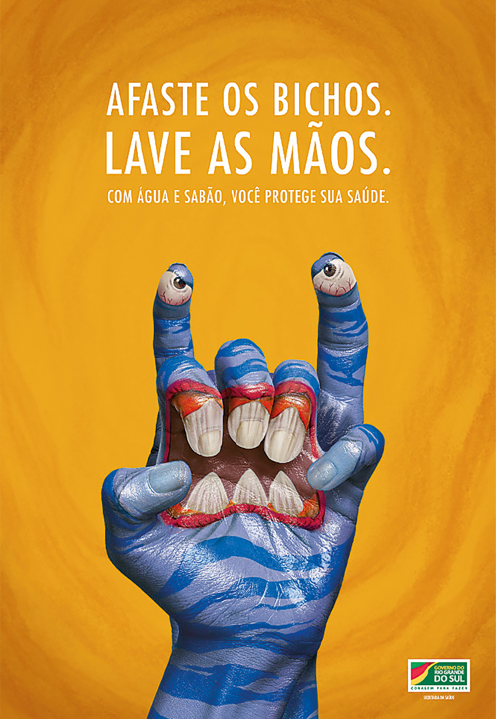 Cartaz na vertical. Fundo em laranja, com uma mão com a palma para cima, na vertical, todos os dedos para dentro da palma, com as pontas de alguns em branco, contornando os dentes; boca em vermelho. Atrás da mão, dois dedos para cima, com as pontas pintadas em branco, formando os olhos. Na parte superior, texto: AFASTE OS BICHOS. LAVE AS MÃOS. COM ÁGUA E SABÃO, VOCÊ PROTEGE SUA SAÚDE. Na parte inferior, à direita, logotipo.