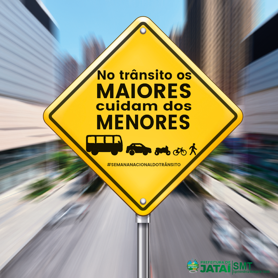 Cartaz. Ao centro, uma placa de formato de um losango amarelo, com texto e ilustração em preto: No trânsito os maiores cuidam dos menores. Na parte inferior, silhuetas de um ônibus, carros, moto, bicicleta e pessoa andando. Ao fundo, imagem desfocada de uma cidade com prédios e ruas.