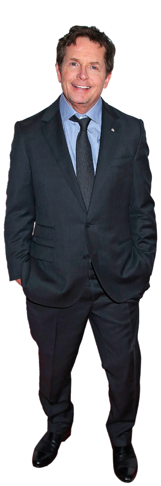 Fotografia. Um homem em pé, de tamanho mediano de cabelos escuros, olhando para frente sorrindo, com as mãos nos bolsos da calça. Ele usa camisa por dentro em azul-claro, gravata e terno em azul-escuro e par de sapatos pretos.