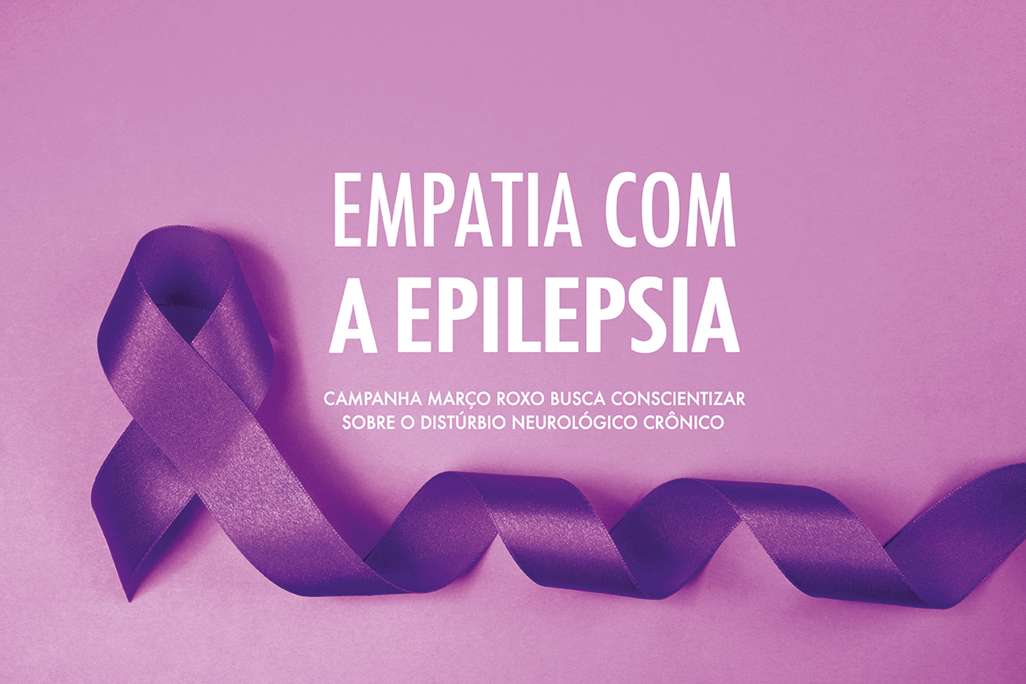 Cartaz na horizontal. Fundo em lilás e ao centro, faixa roxa fazendo um laço na vertical e na parte na horizontal, contorcida. Ao centro, texto em branco: EMPATIA COM A EPILEPSIA. Campanha março roxo busca conscientizar sobre o distúrbio neurológico crônico.