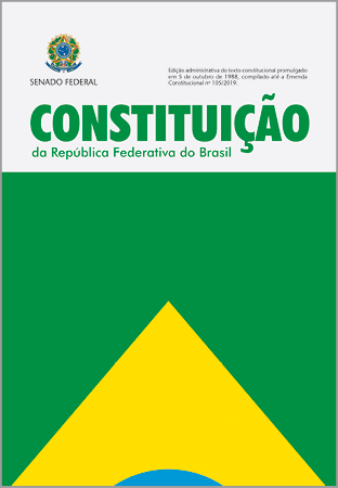 Capa de livro. Na parte superior, fundo em branco com título: CONSTITUIÇÃO. Na parte inferior, ilustração de parte da bandeira do Brasil. Em verde e na parte inferior, triângulo em amarelo e pequena parte do círculo em azul.