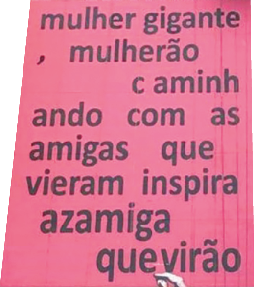 Lambe-lambe. Texto preto em fundo rosa: mulher gigante, mulherão, caminhando com as amigas que vieram inspira azamiga que virão.