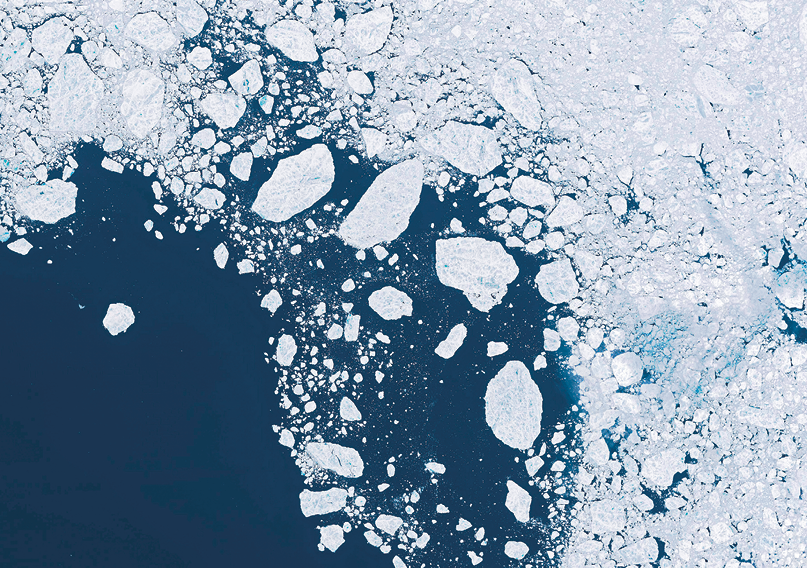 Fotografia. Imagem feita por satélite de local com água à esquerda em azul-escuro e à direita, solo em gelo branco, com pedaços em formato de pedras.