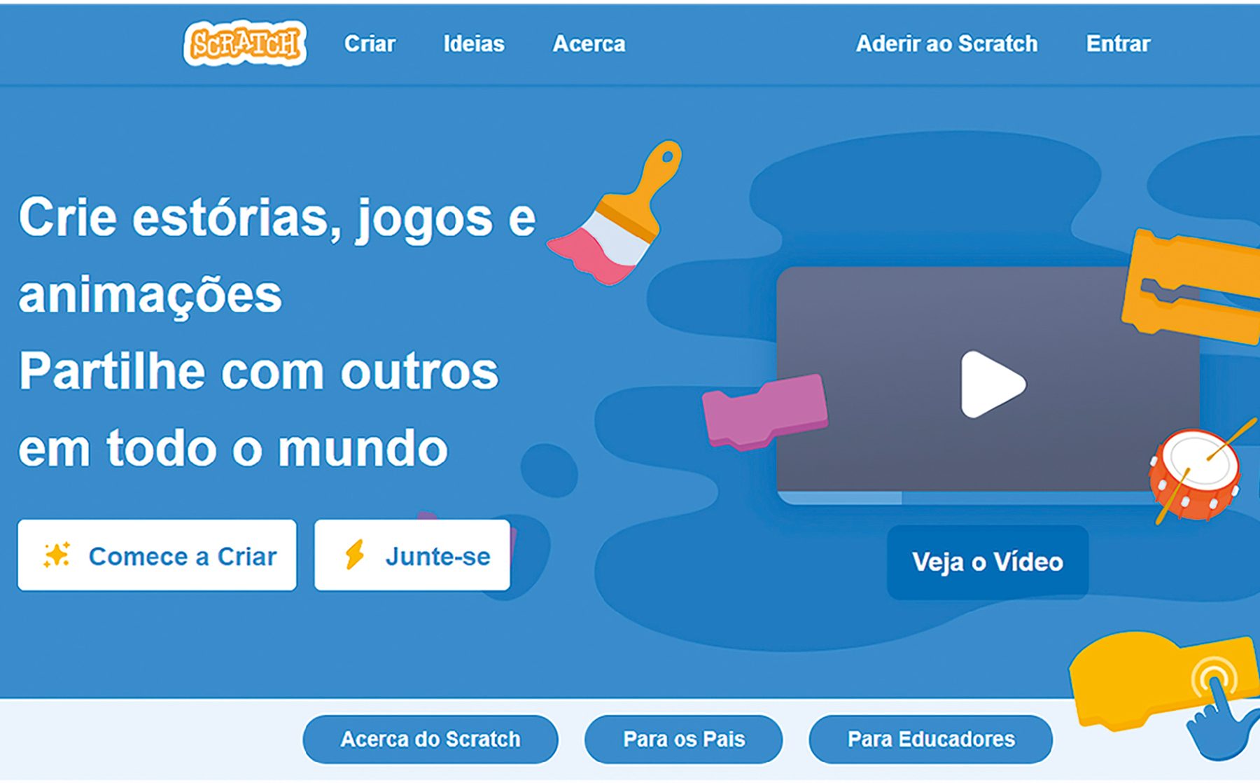 Captura de tela. Na parte superior, texto: SCRATCH, Criar, Ideias, Acerca, Aderir ao Scratch, Entrar. À esquerda, em fundo de cor azul, texto: Crie estórias, jogos e animações – Partilhe com os outros em todo o mundo. Menus: Comece a Criar Junte-se À direita, uma tela na horizontal em cinza-escuro, com símbolo de play, triângulo branco para a direita. Ao redor, elementos diversos: um pincel de cor laranja, com tinta em vermelho, fitas na horizontal na cor laranja e roxo, e um pequeno tambor vermelho e branco com baquetas laranjas. Mais abaixo, à direita, mão de cor azul, com dedo indicador sobre parte em amarelo. Menus: Acerca do Scratch; Para os Pais; Para Educadores.